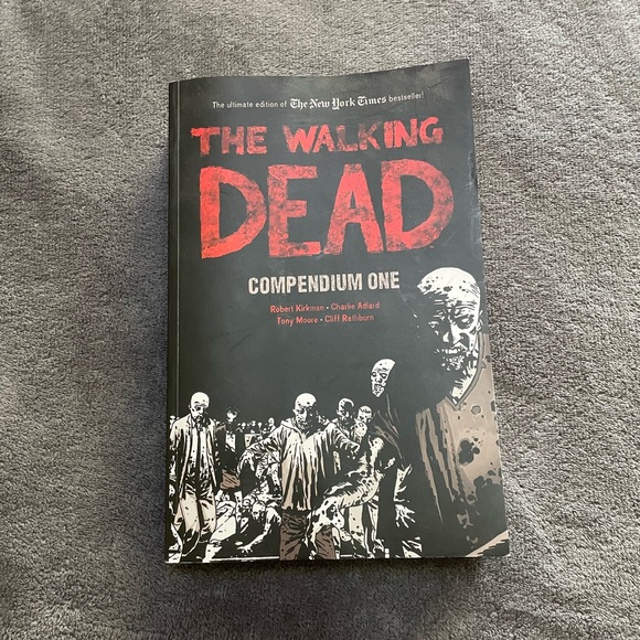 The Walking Dead Compendium One Comic Book - Picture 4 of 5